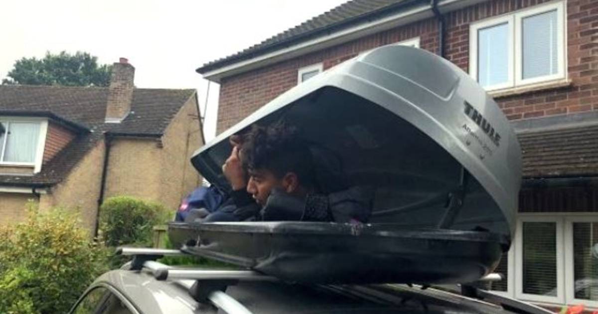 Migrant verstopt zich in dakkoffer en rijdt meer dan 260 mee met Brits koppel | Buitenland | hln.be