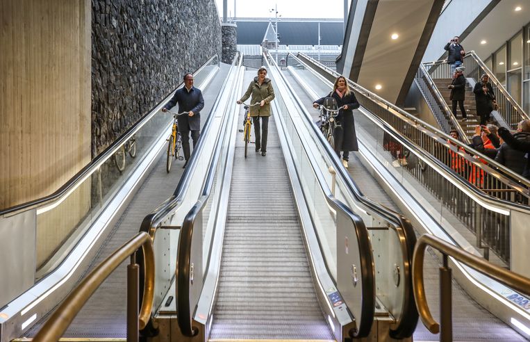 NS-directeur Wouter Koolmees en staatssecretaris van Infrastructuur en Waterstaat Vivianne Heijnen (midden) tijdens de opening van de nieuwe fietsenstalling onder CS. Beeld Eva Plevier