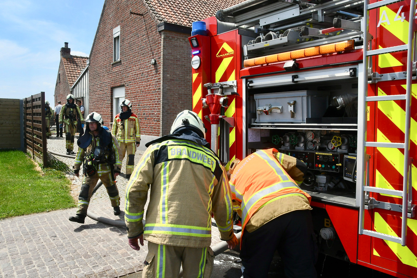 De brand woedde in de keuken, in een achterbouw van een woning langs de Komenstraat in Zandvoorde.