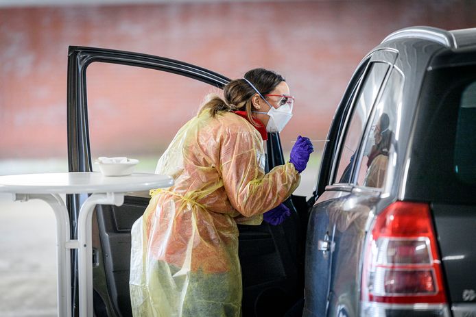 De GGD Twente is al bekend met testen in een drive-in. Dat gebeurde tot nu toe in parkeergarage Hermandad in Enschede, vanaf dinsdag gebeurt dat op twee nieuwe locaties in Enschede en Goor.