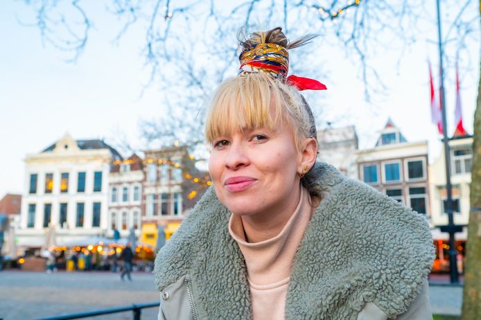Anne-Fay Kops (34) heeft een zwarte moeder, maar heeft zelf een witte huid. Ze maakte een reis door haar familiegeschiedenis, dwars door het koloniale verleden. Beginnend in Nederland, eindigend in Ghana.