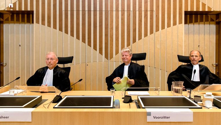 R.P.P. Hoekstra, mr. R. Veldhuisen (voorzitter) en mr. drs. R.M. Steinhaus bij het Justitieel Complex Schiphol voor de uitspraken in in het liquidatieproces Passage. Beeld anp
