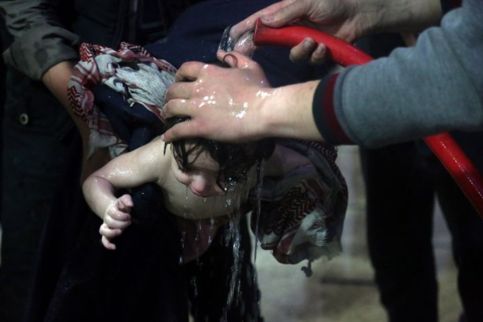 In kind wordt afgespoeld in een ziekenhuis in Douma, Syrië na een vermoedelijke chemische aanval.