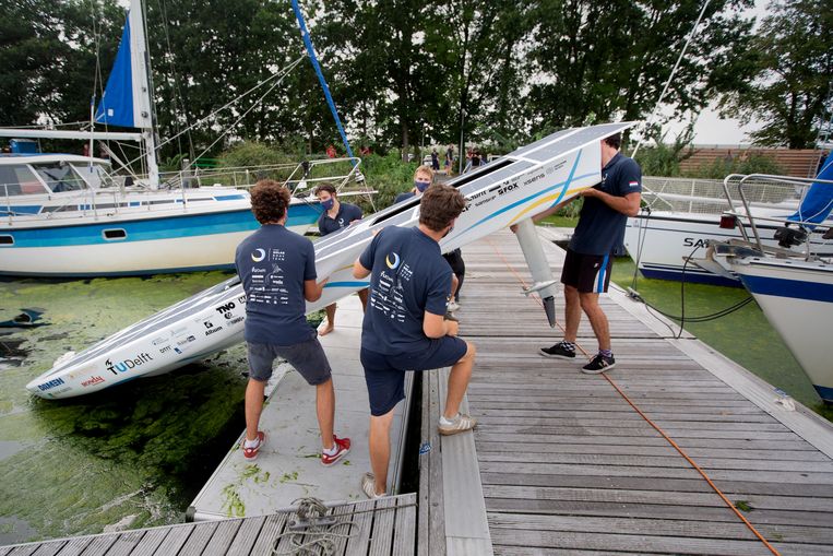 Solar Boat Race op het Ketelmeer. Het team van de TU Delft tilt hun boot na een reparatie het water weer in. Vanaf de Schokkerhaven vertrekken vier teams met zonneboten voor een aantal races.  Beeld Herman Engbers
