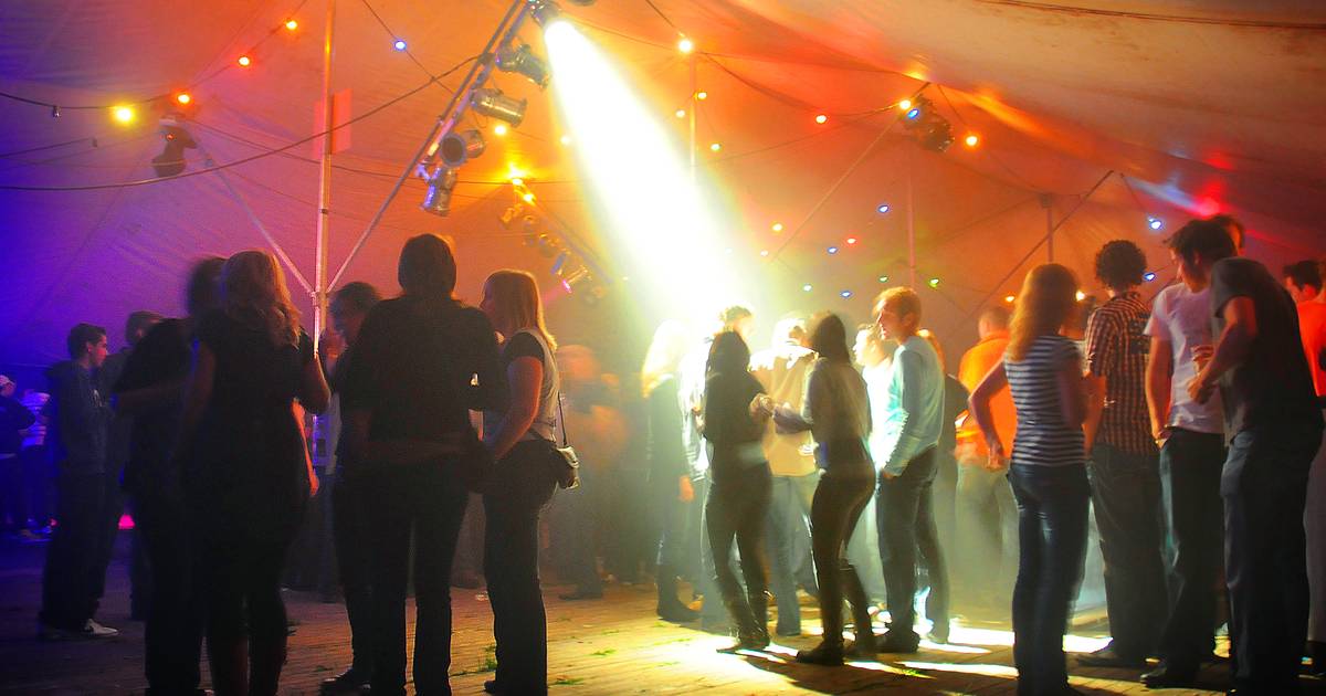 Feestganger Empe hard onderuit met fiets, man naar ziekenhuis