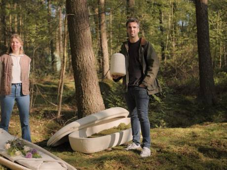 Menselijke resten worden in speciale schimmel-urn groene brandstof: ‘Oma reïncarneert als appelboom’