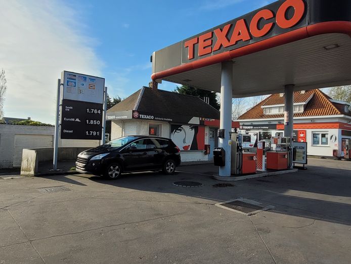 Bij Real Tabac & Co in de Duinkerkekeiweg in Adinkerke bedraagt de prijs voor een liter diesel 'slechts' 1,579 euro. Bij de Texaco amper een kilometer verder is de diesel er 21 cent duurder.