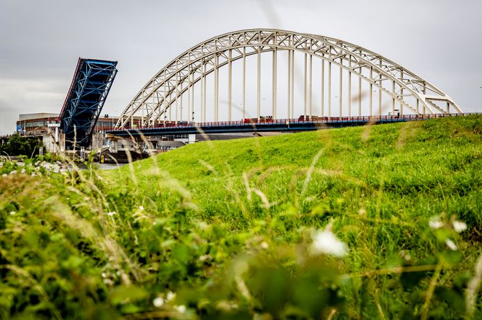 De Brug over de Noord tussen Alblasserdam en Hendrik-Ido-Ambacht.