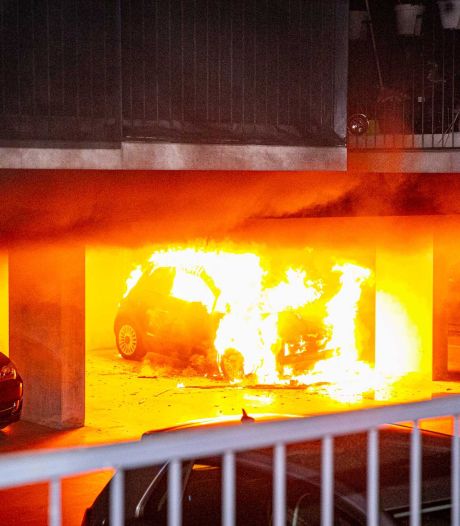 Verdachte van stichten autobranden in Arnhem smeekt om vrijlating maar mag alleen naar huis met enkelband