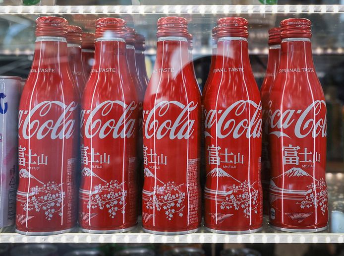 Le bottiglie di Coca-Cola importate dal Giappone possono essere acquistate nei supermercati russi.