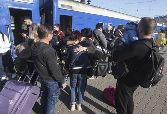 Oekraïense vluchtelingen nemen afscheid van hun geliefden voor ze op de trein richting Polen stappen in Odessa. 