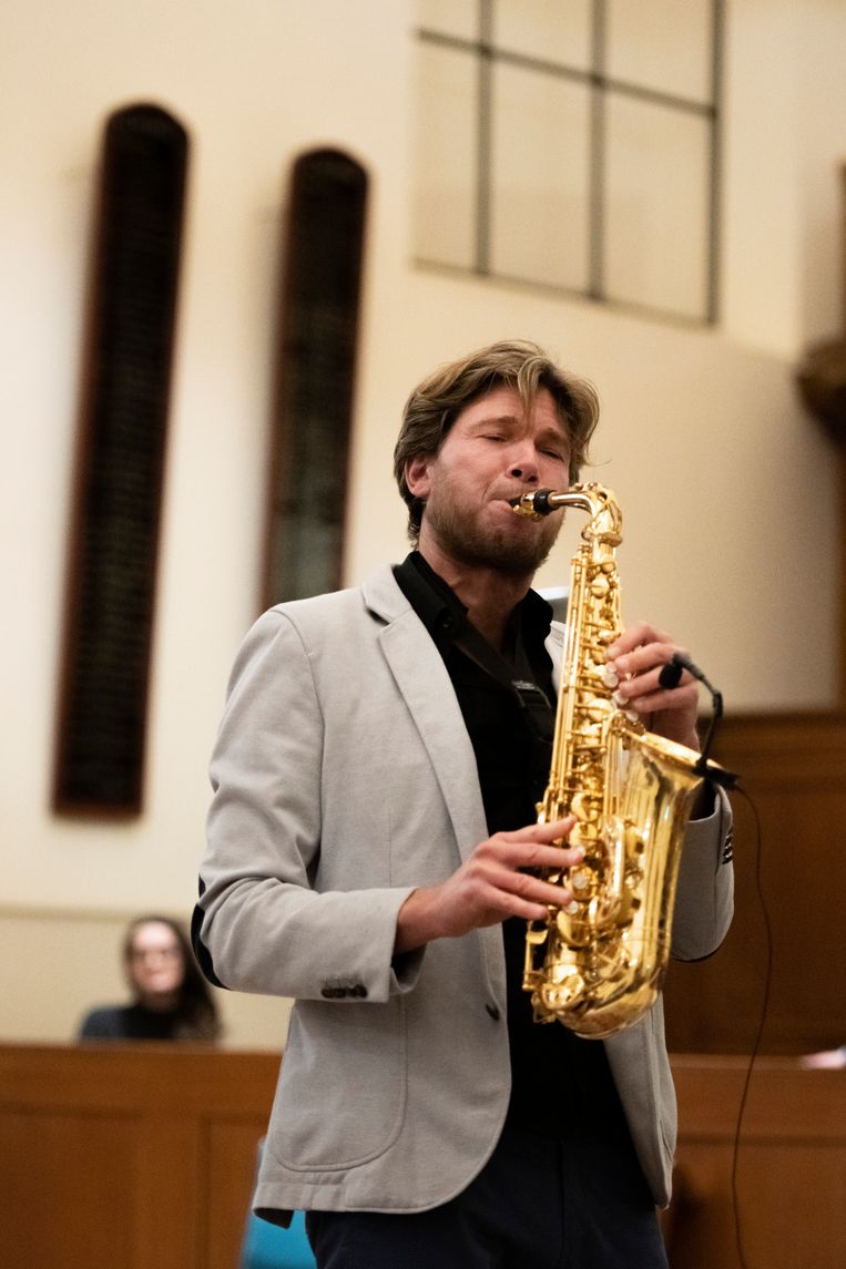 Een saxofonist improviseert mee op ‘Happy’ van Pharrell Williams. Beeld Bram Petreaus