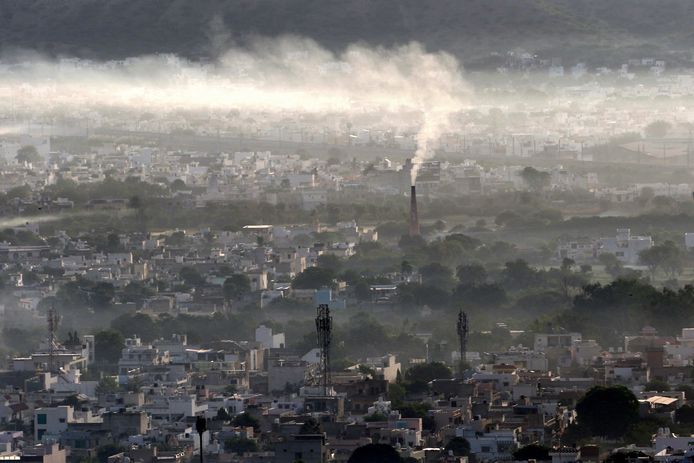 De Indiase stad  Ajmer, in het noorden van het land, onder de rook van lokale fabrieken. Elders in India wordt landbouwgrond geconfisqueerd voor bosbouw, ter compensatie, aldus Oxfam Novib.