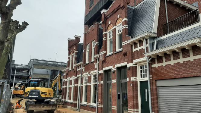 Furkan tekende alle 15.550 steentjes na: verloren geveltjes Veemarkstraat keren met gedichten terug