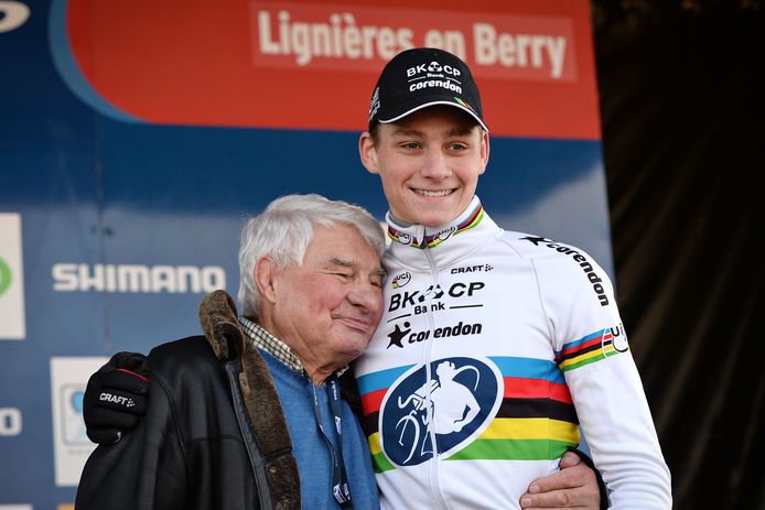 Januari 2016: Poulidor innig met zijn kleinzoon Mathieu Van Der Poel op het podium in Frankrijk.