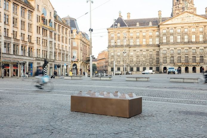 Het kunstwerk is een knipoog naar de betonblokken die eind 2017 als inrijbeperkende maatregel op de Dam zijn geplaatst.
