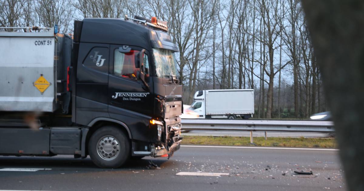 Vrachtwagen knalt op bestelbus en veroorzaakt kettingbotsing én lange file op de A1 bij Barneveld.