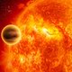 Wetenschappers ontdekken exoplaneet die in recordtempo rond haar zon draait: ‘jaar’ duurt er 18 uur