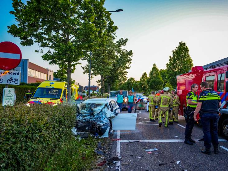 Meerdere gewonden, brokstukken op de weg en grote chaos bij vermoedelijke straatrace in Helmond