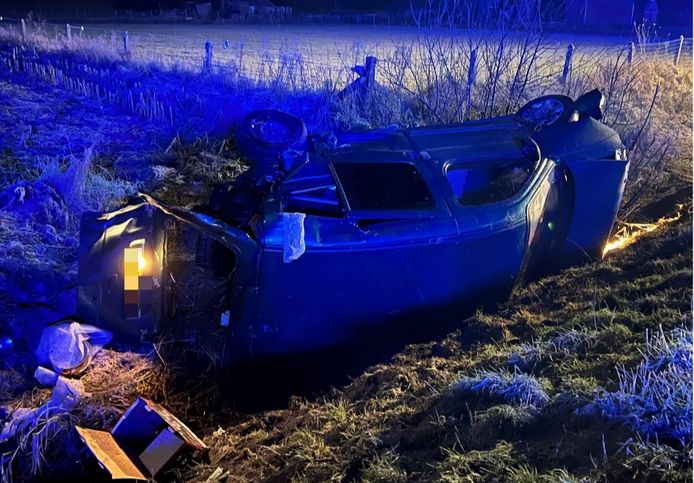 De wagen met Britse nummerplaat eindigde in een gracht naast de snelweg.