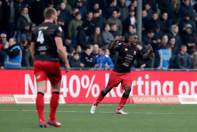 Ahmad Mendes Moreira scoort de 1-2 en haalt zijn gram.