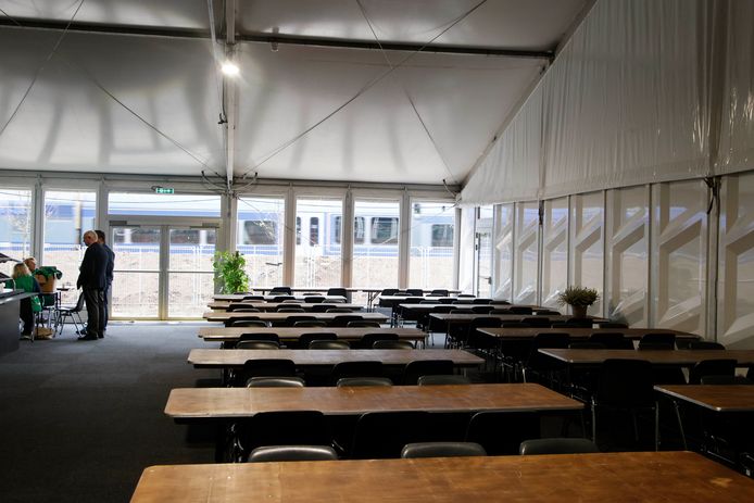 Het tentenpaviljoen bij de noodopvang