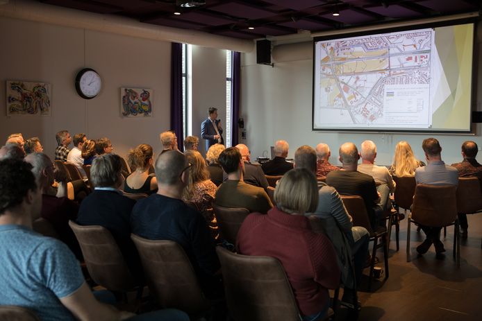 In een vol theaterzaaltje zette comité ‘Knoopbelang Noordwest Raalte’ uiteen waarom fietsers en voetgangers Kruispunt Bos veilig moeten kunnen oversteken.