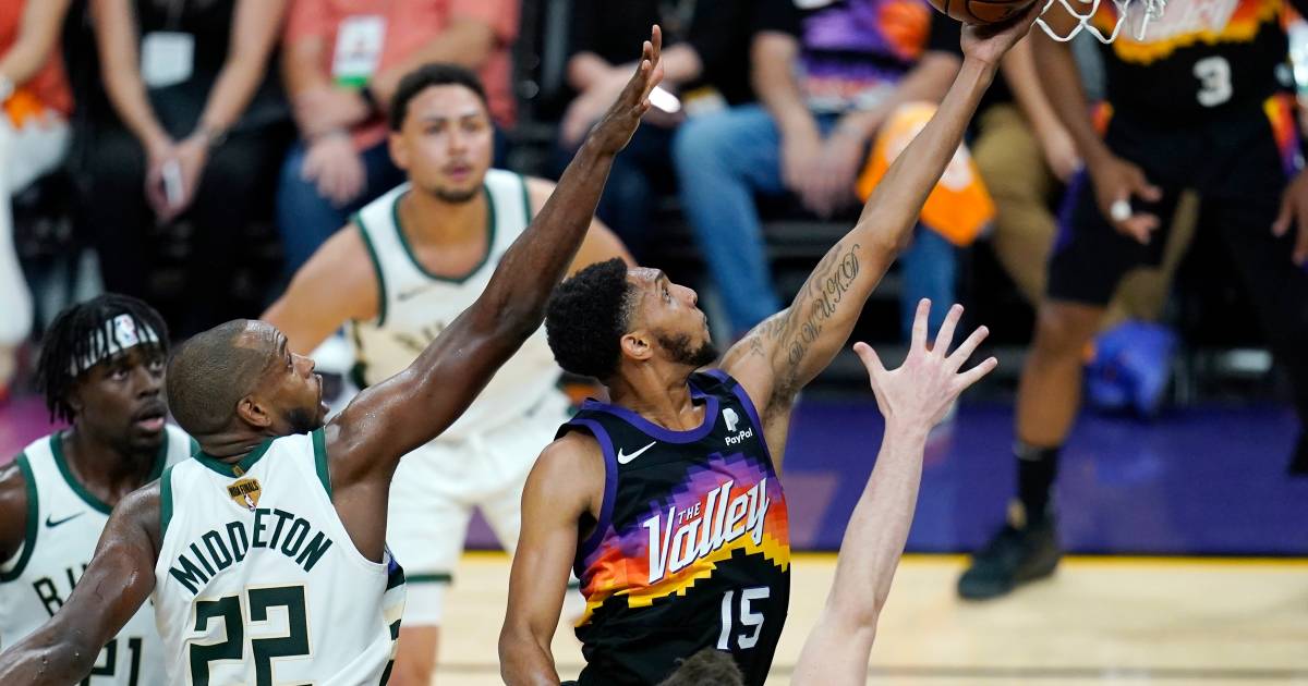 De Suns blazen de Milwaukee Bucks van het parket in hun ...
