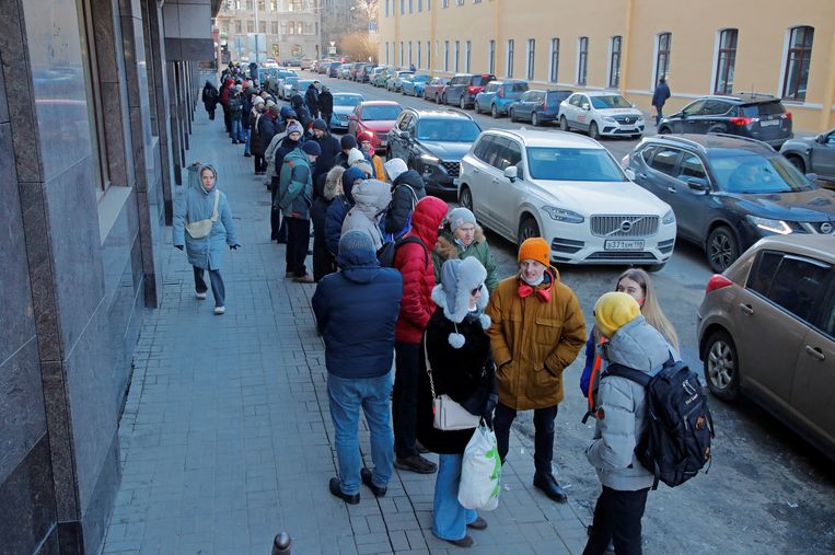 In de rij voor de geldautomaat in St. Petersburg op zondag. Beeld REUTERS