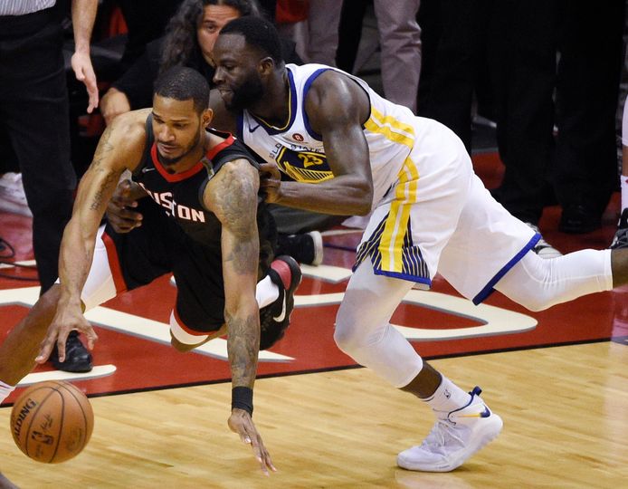 Trevor Ariza van Houston Rockets (links) in duel met Draymond Green van Golden State Warriors