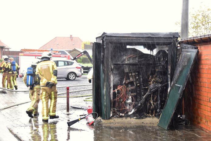 De hoogspanningscabine in de Padderijstraat in Koolskamp werd helemaal vernield door de brand.
