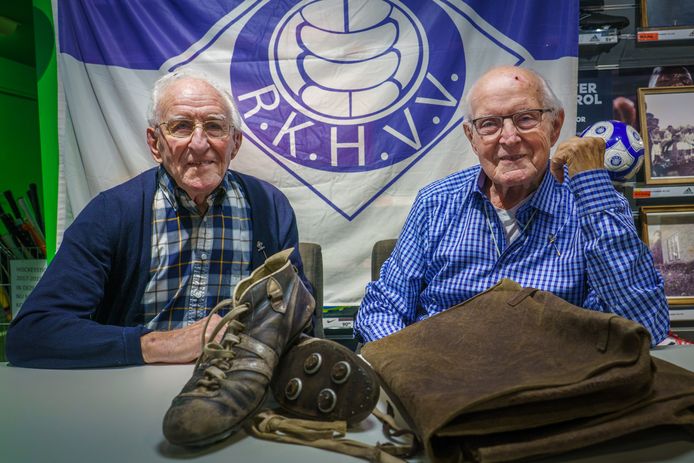 De broers Wim (links) en Cees Huisman in 2018, destijds beiden 75 jaar lid van RKHVV. Cees Huisman overleed vorig jaar, Wim vorige week.