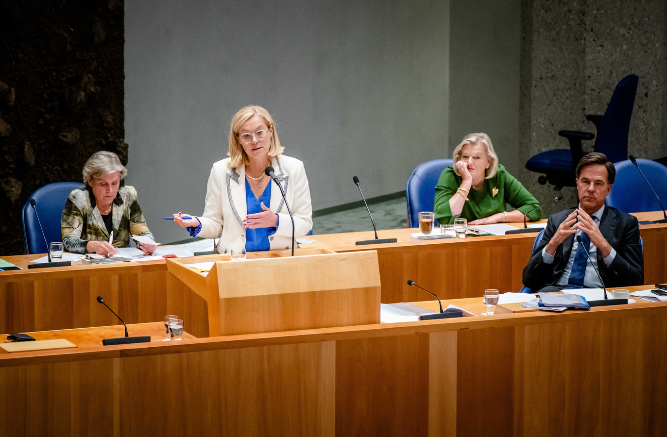 Koudijzigbevroren sfeer aan Binnenhof bekoelt verder Foto gelderlander.nl