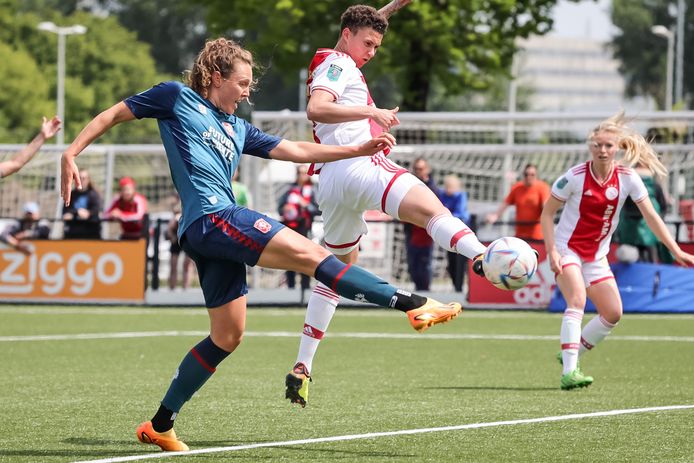 Fenna Kalma schiet de 0-2 binnen voor FC Twente.