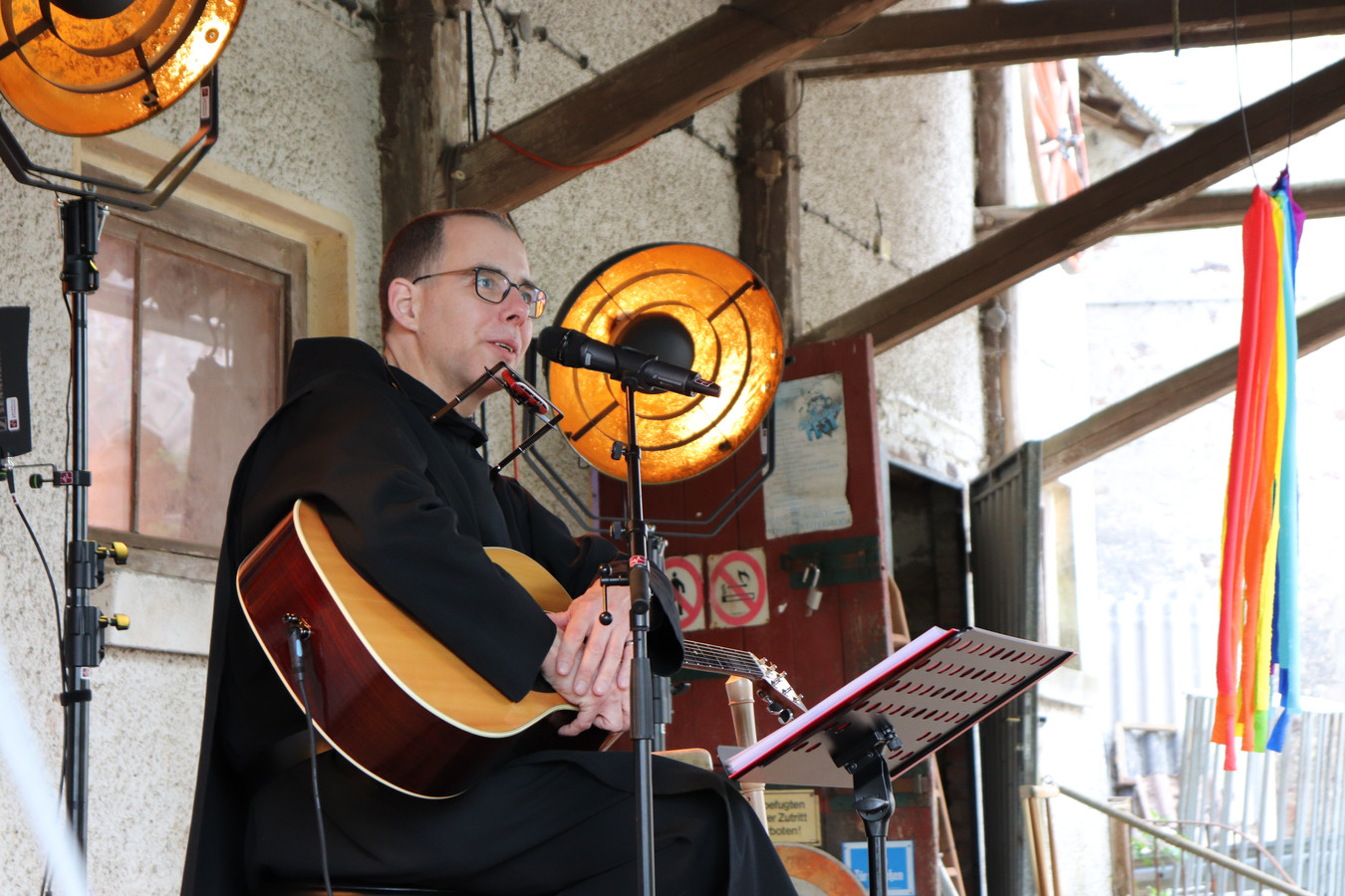 Broeder Thomas Quartier tijdens een concertlezing in de Zutphense Broederenkerk. Zijn muziek is geïnspireerd op Bob Dylan.
