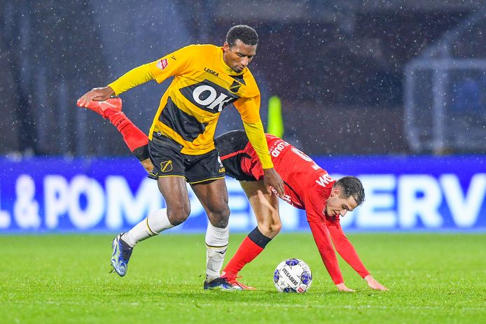 Dion Malone in actie tegen Helmond Sport.