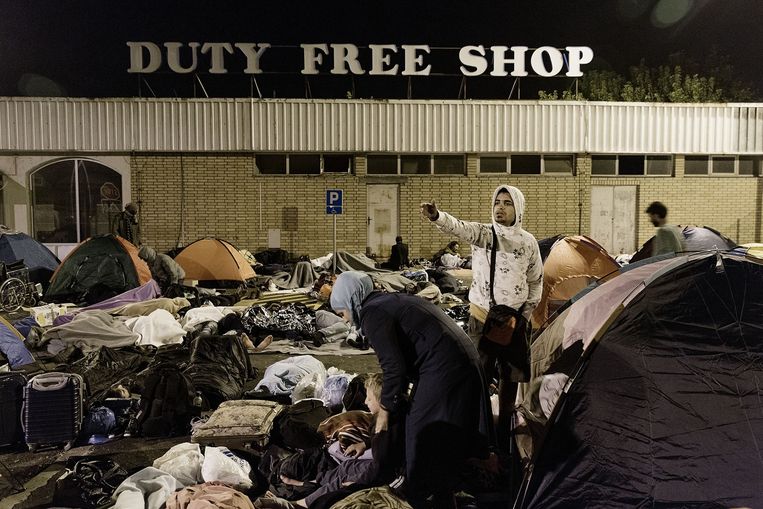 Vluchtelingen slaan hun kamp op bij een winkelcentrum Beeld Daniel Rosenthal