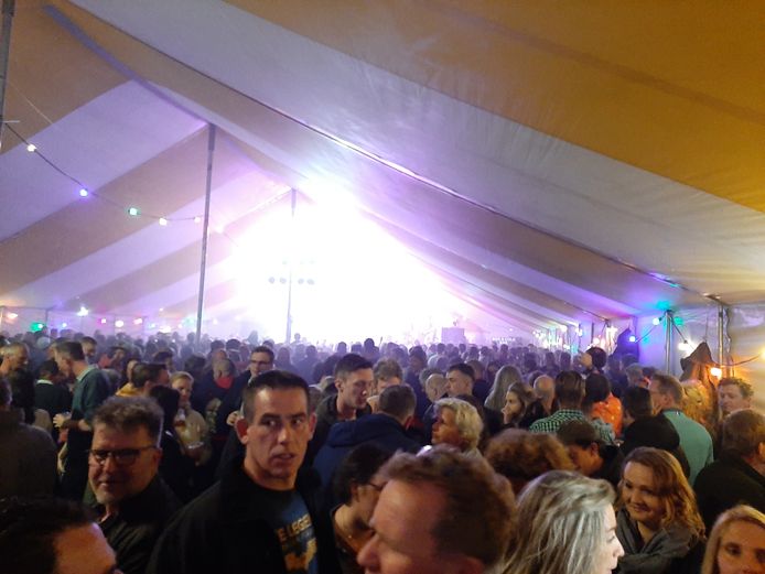 Na twee stille jaren is het bomvol in de tent in Zonnemaire.