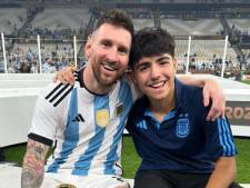 Zoon van Agüero en kleinzoon van Maradona viert wereldtitel met peetvader Messi: ‘Ik ben blij je zo gelukkig te zien’