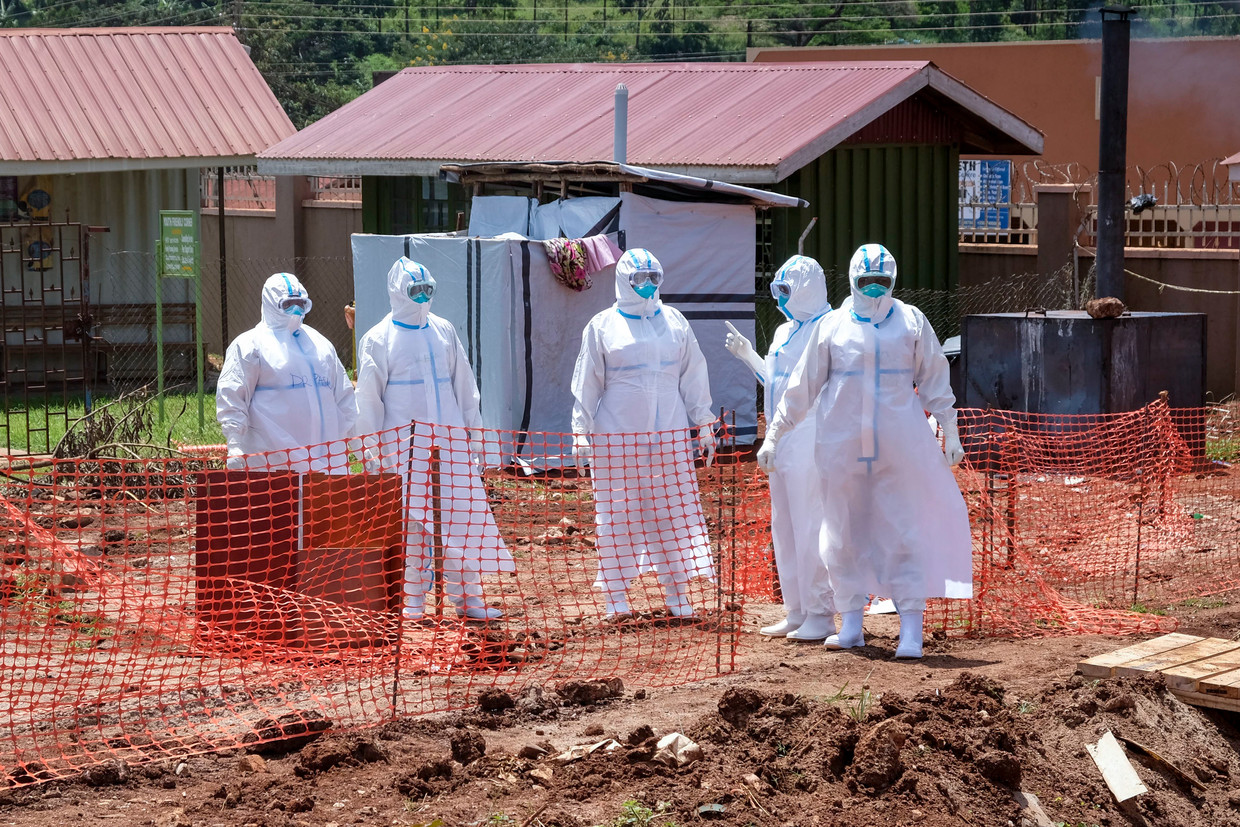 Dokters met beschermingspakken in een geïsoleerd deel van het Mubende Regional Referral Hospital in Kampala (Oeganda). eind september.  Beeld AP