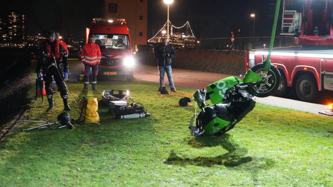 Zoekactie met duikers in de Maas door drijvende deelscooter