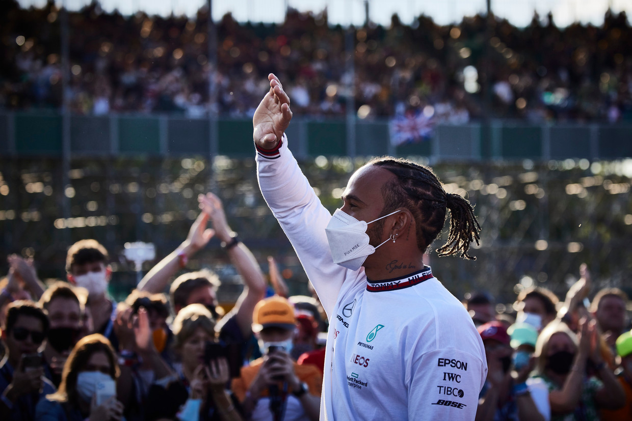 Wereldkampioen Lewis Hamilton groet zijn fans in Silverstone. Beeld Photo News