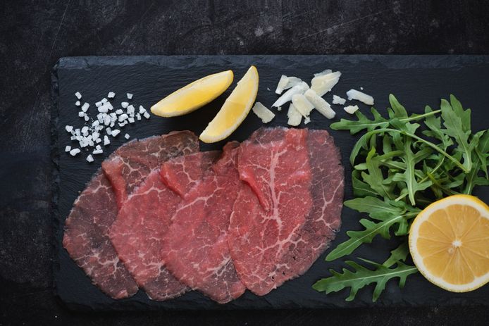 Carpaccio, biefstuk, plakjes gerookte zalm en schnitzels bestaan vaak uit aan elkaar geplakte stukjes vlees.