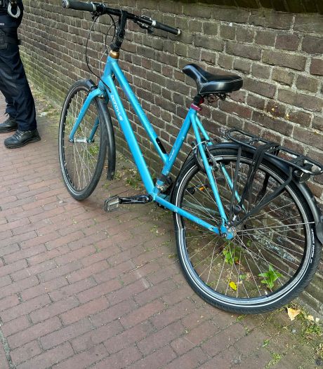 Automobilist rijdt door na aanrijding met fietser in Deventer