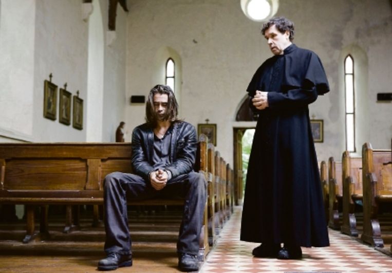 Syracuse (Colin Farrell) bespreekt zijn problemen met zijn priester, een fraaie rol van Stephen Rae. (Trouw) Beeld 