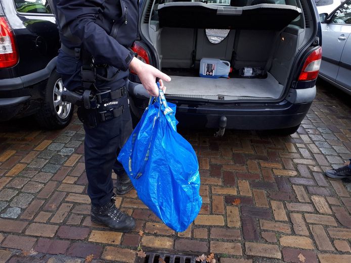 Een tas vol met gestolen spullen werd gevonden in de auto van de verdachten in Winterswijk.