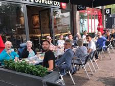 Jongeren trakteren ouderen op koffie en gebak: ‘Vergeet onze ouderen niet’