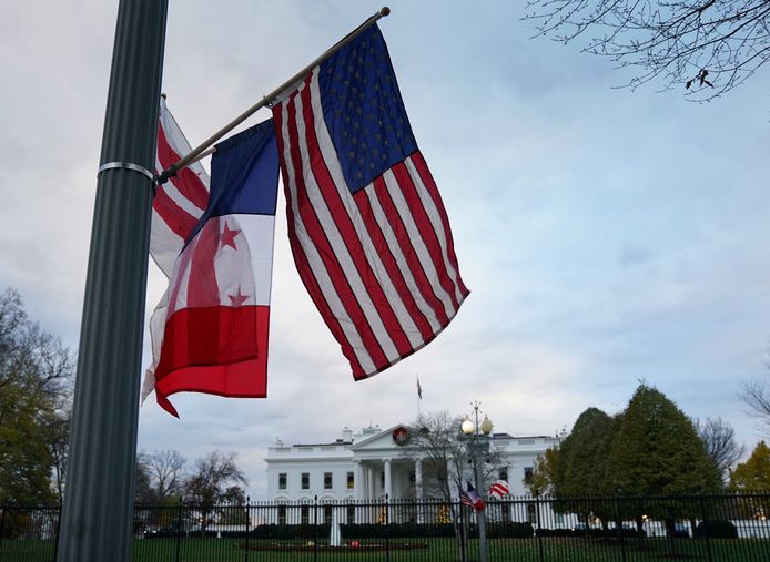 Voor het Witte Huis wapperen alvast al Franse vlaggen naast de Amerikaanse en de vlag van Washington D.C. voor het staatsbezoek van Macron.