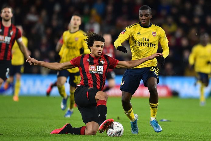Nathan Aké in duel met Eddie Nketiah.
