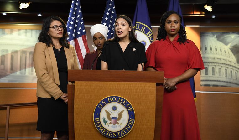 Ocasio-Cortez, omringd door Congres­leden (v.l.n.r.) Rashida Tlaib, Ilhan Omar en Ayanna Pressley. 
 Beeld Photo News
